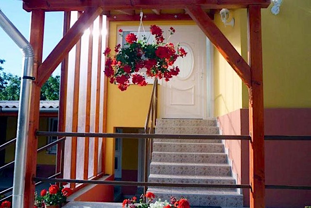 Berenyi-Lovas-Udulohaz-29635-29635-3