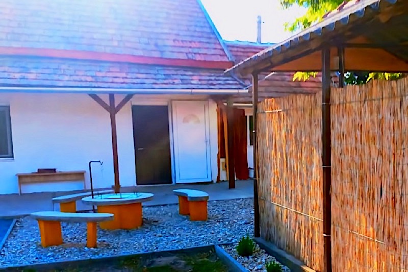 Dezsa-vu-Udulohaz-41025-41025-2