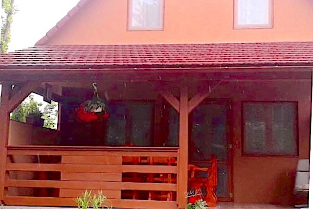 Feketene-Udulohaz-27164-27164-1