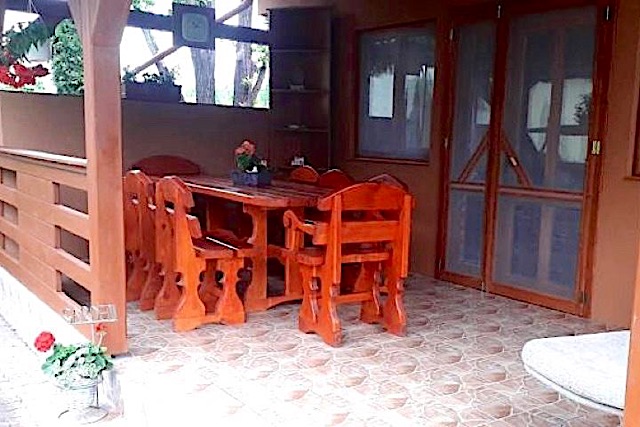 Feketene-Udulohaz-27164-27164-3