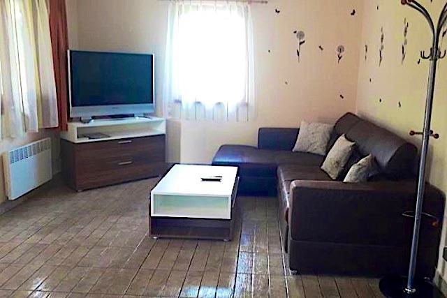 Feketene-Udulohaz-27164-27164-4